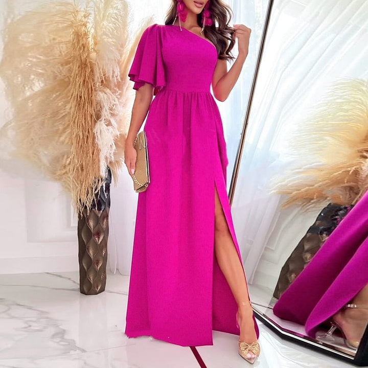 Frau in fuchsia Abendkleid mit Schlitz, goldene Clutch, elegante Mode, luxuriöses Design.