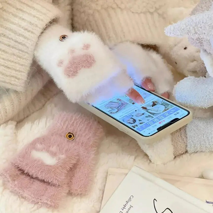 Weiße flauschige Handschuhe mit Katzenpfoten-Design, Smartphone, Wintermode Accessoire.