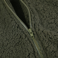 Grüner Fleece-Pullover mit Reißverschluss, weiches Material, warm, modisch, Outdoor-Bekleidung.