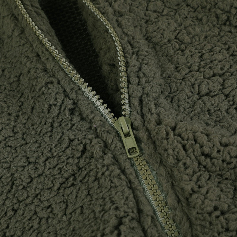 Grüner Fleece-Pullover mit Reißverschluss, weiches Material, warm, modisch, Outdoor-Bekleidung.