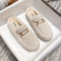 Weiße Damen-Pantoffeln aus Kunstfell mit goldener Schnalle, gemütlich und stilvoll.
