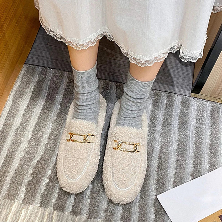 Damen Hausschuhe aus Plüsch, beige, mit goldener Verzierung, gemütlich, modisch, warm.