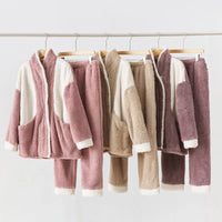Flauschiger Damen-Schlafanzug, rosa und beige, aus Fleece, gemütlich, warm, Wintermode.