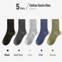 Fünf Paar Herrensocken aus Baumwolle in Schwarz, Dunkelgrau, Grau, Blau und Grün.