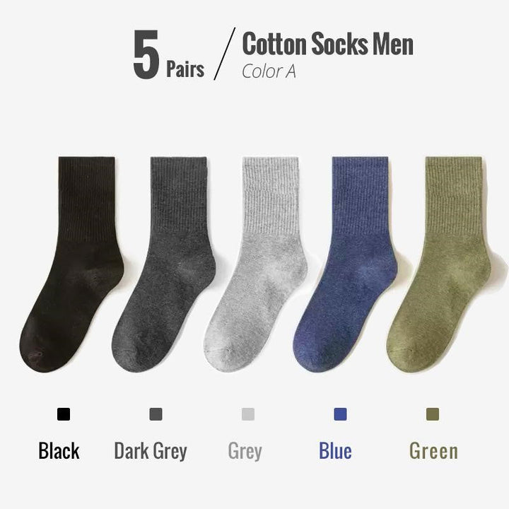 Fünf Paar Herrensocken aus Baumwolle in Schwarz, Dunkelgrau, Grau, Blau und Grün.
