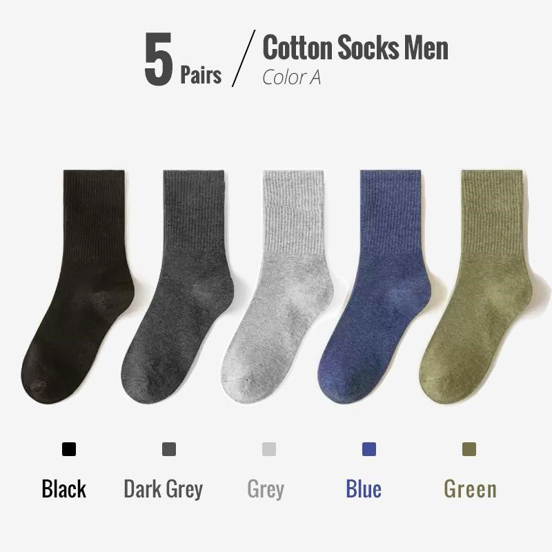 Fünf Paar Herrensocken aus Baumwolle in Schwarz, Dunkelgrau, Grau, Blau und Grün.