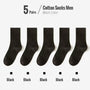 Fünf Paar schwarze Herrensocken aus Baumwolle, ideal für Alltag und Business.