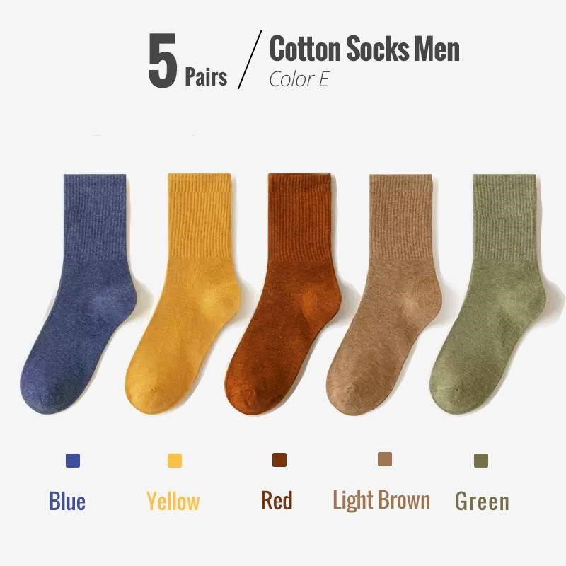 Fünf Paar Herrensocken aus Baumwolle in Blau, Gelb, Rot, Hellbraun, Grün.