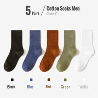Fünf Paar Herrensocken aus Baumwolle in Schwarz, Blau, Rot, Grün, Weiß.