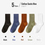 Fünf Paar Herrensocken aus Baumwolle in Schwarz, Blau, Rot, Grün, Weiß.