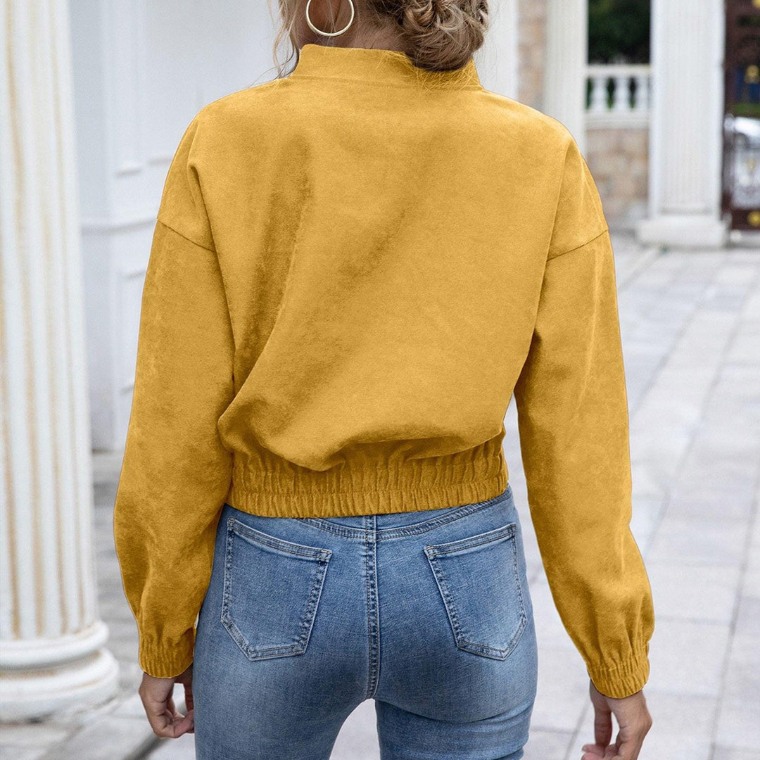 Frau in gelber Jacke und blauer Jeans, Rückansicht, modische Damenbekleidung, Herbstmode.