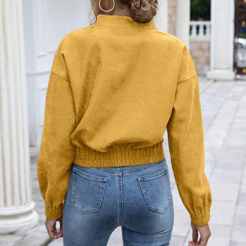 Frau in gelber Jacke und blauer Jeans, Rückansicht, modische Damenbekleidung, Herbstmode.