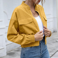 Frau in gelber Wildlederjacke, weiße Bluse, blaue Jeans, modisch, lässig, Straßenmode.