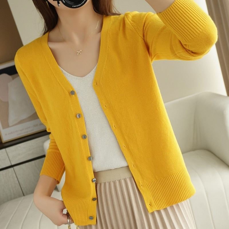 Gelber Damen-Cardigan aus Baumwolle, V-Ausschnitt, Knopfleiste, modisch, bequem.