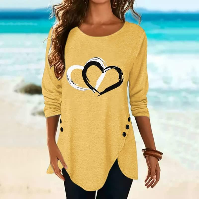 Gelbes Damen-Langarmshirt mit Herzmotiv, lässig, Strandhintergrund, Baumwolle, Knopfleiste.