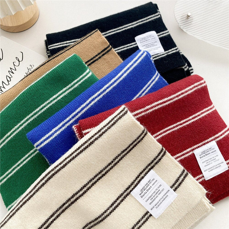Gestreifte Wollschals in verschiedenen Farben, modische Accessoires, warm und stilvoll.