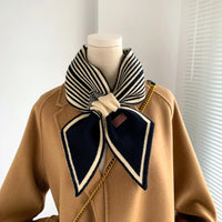 Brauner Mantel mit gestreiftem Schal, Damenmode, elegantes Design, Herbst-Winter-Outfit.