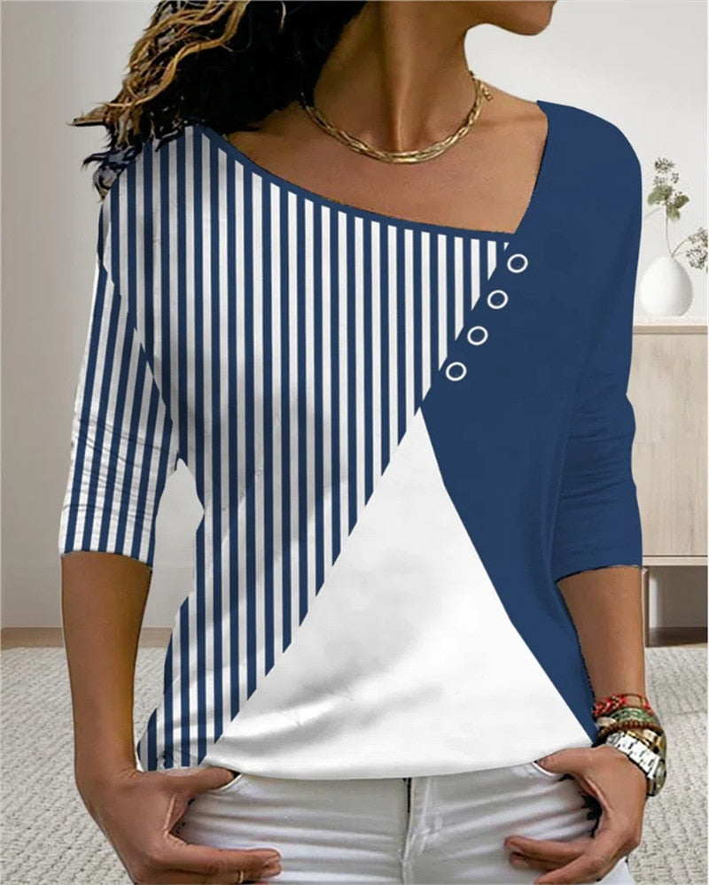 Frau trägt blau-weiß gestreiftes Langarmshirt, asymmetrisches Design, Freizeitmode.