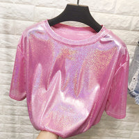 Glitzerndes pinkes T-Shirt, Damenmode, glänzender Stoff, Glamour-Look, Kurzarm, auf Kleiderbügel.