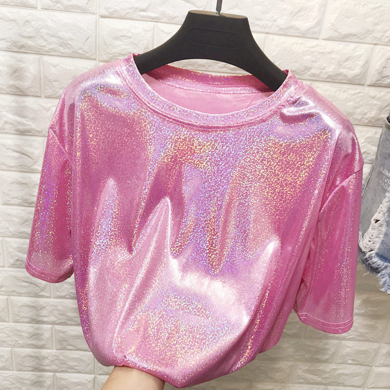 Glitzerndes pinkes T-Shirt, Damenmode, glänzender Stoff, Glamour-Look, Kurzarm, auf Kleiderbügel.