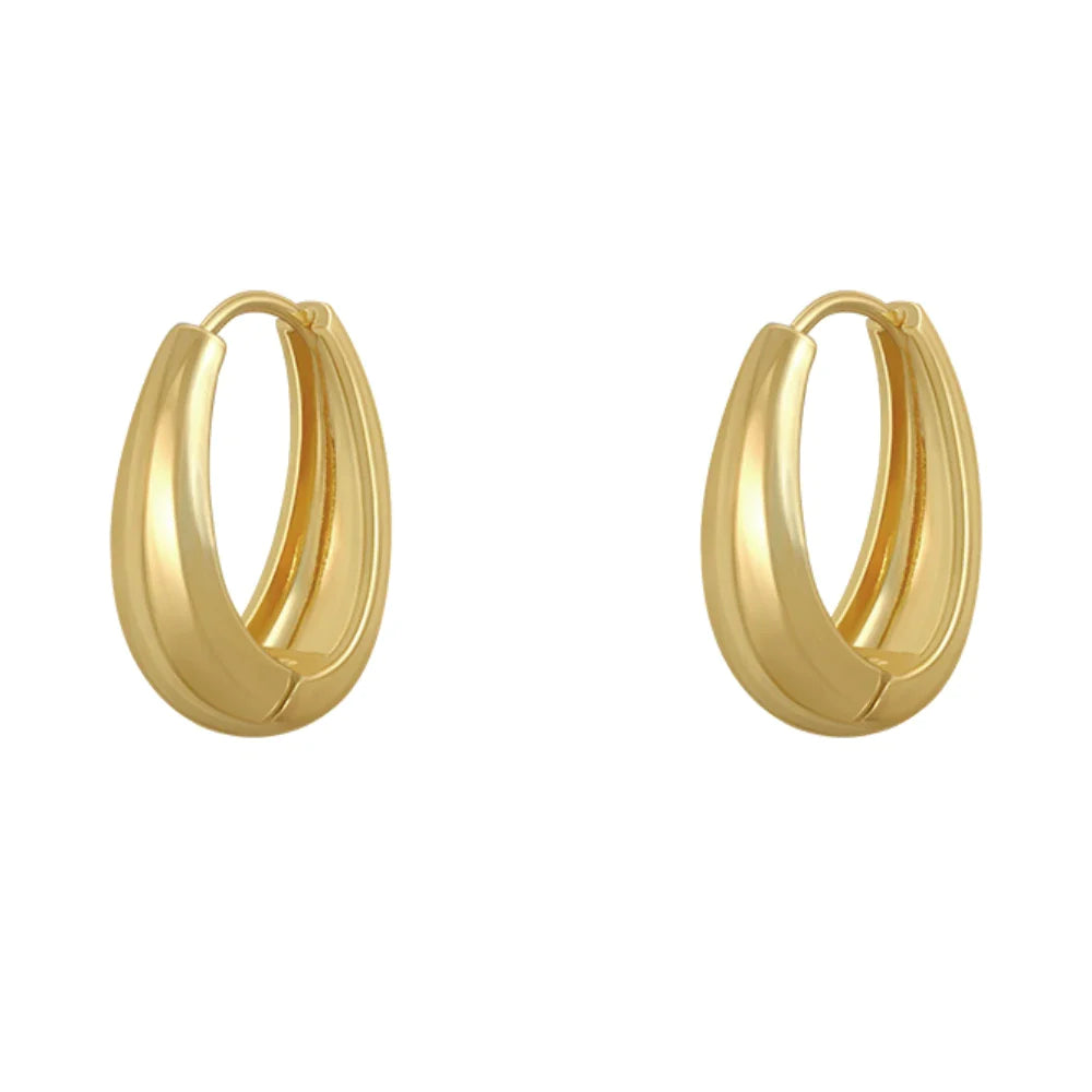 Goldene Creolen Ohrringe, glänzend, elegant, Schmuck für Damen, modisch, Accessoire.