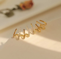 Goldene Spiral-Ohrringe mit Strasssteinen, eleganter Schmuck, modisches Accessoire.