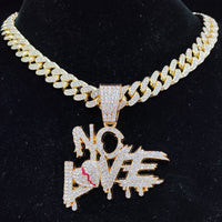 Goldene Halskette mit "No Love"-Anhänger, besetzt mit Diamanten, Hip-Hop-Schmuck, luxuriös.