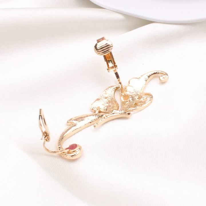 Goldene Haarspange mit floralem Design auf weißem Hintergrund, elegantes Accessoire für Damen.