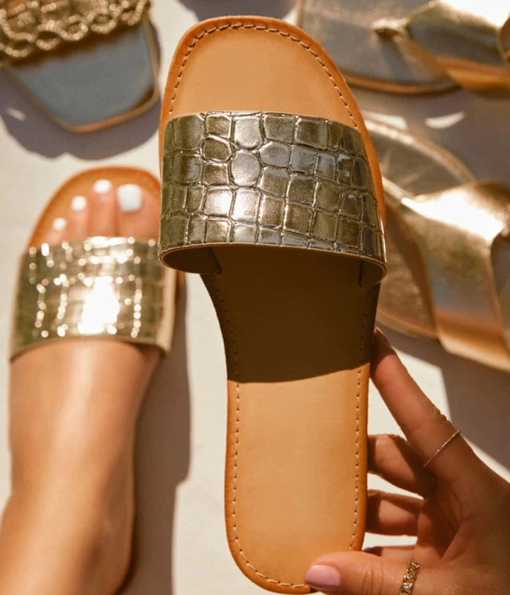 Goldene Damen-Sandale mit Krokodilprägung, flach, modisch, Sommer, bequem, elegant.