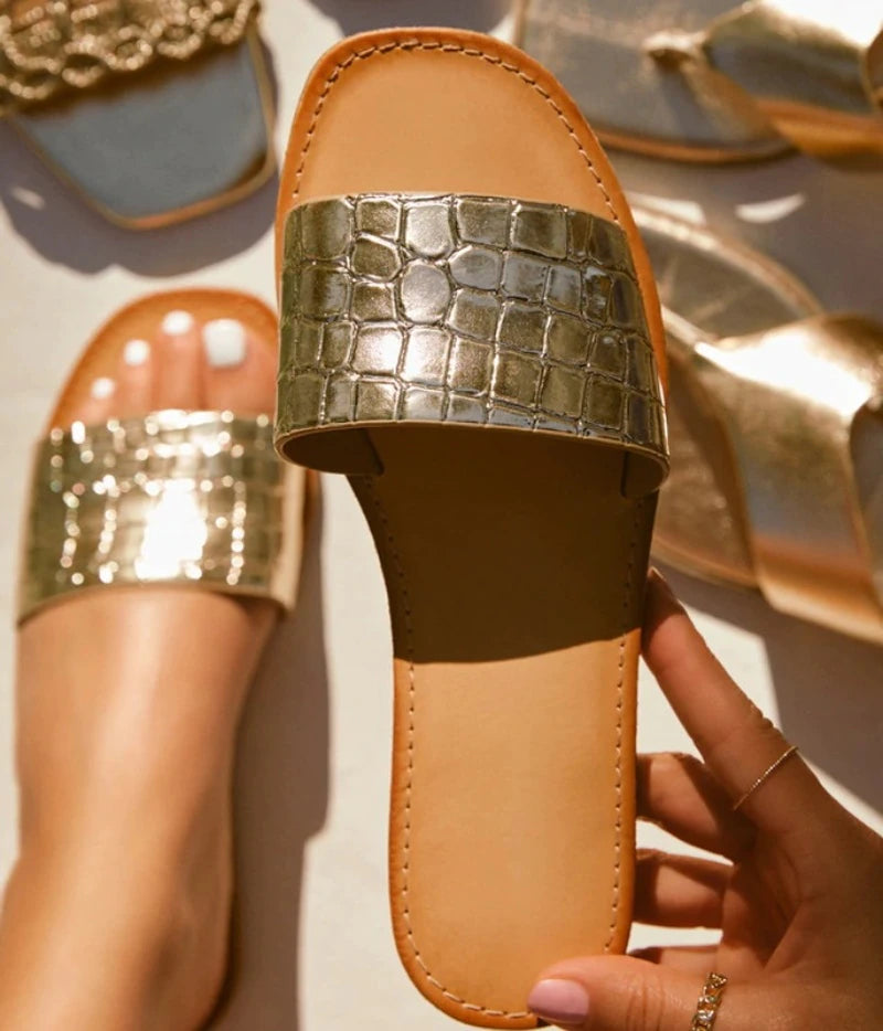 Goldene Damen-Sandale mit Krokodilprägung, flach, modisch, Sommer, bequem, elegant.