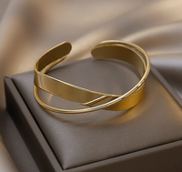 Goldenes Armreif aus Edelstahl, elegantes Design, Schmuck für Damen, modisches Accessoire.