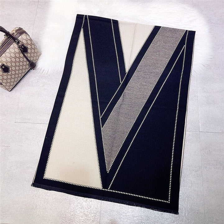 Schwarz-beige geometrischer Teppich, modernes Design, Wohnzimmer, rechteckig, stilvoll.