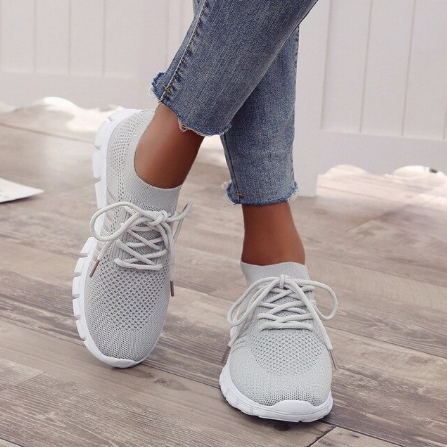Graue Damen-Sneaker aus Strickstoff, bequem, modisch, ideal für Freizeit und Sport.