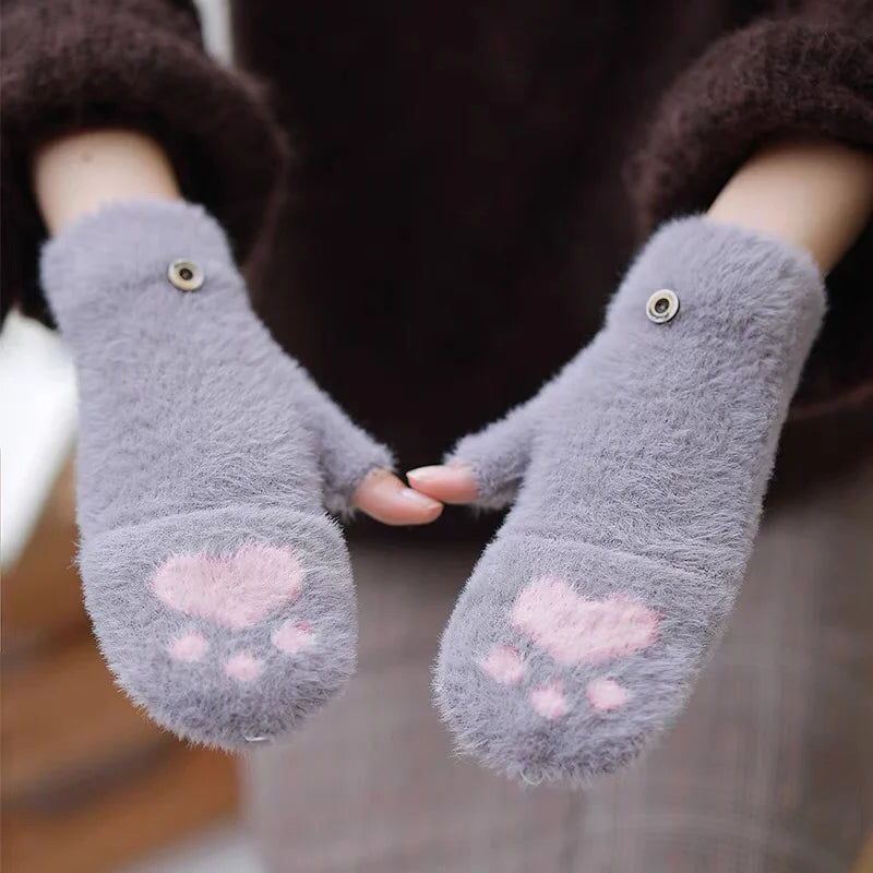 Graue flauschige Handschuhe mit rosa Pfotenmuster, Wintermode Accessoire.