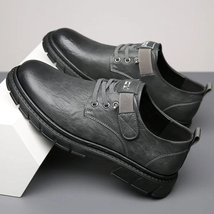 Graue Herrenschuhe aus Leder, rutschfeste Sohle, modisch, bequem, ideal für Business und Freizeit.
