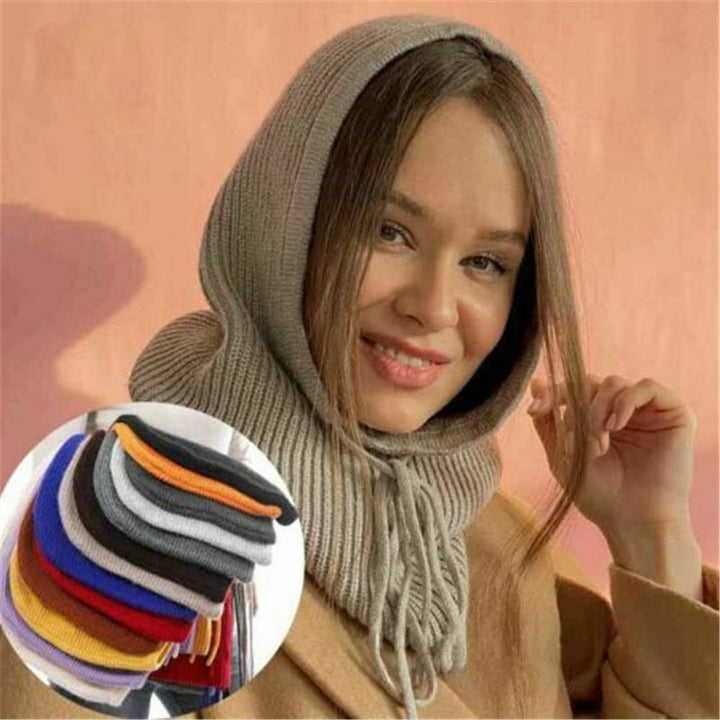 Frau mit grauem Strickschal, Kapuze, verschiedene Farben, modisch, warm, Winteraccessoire.