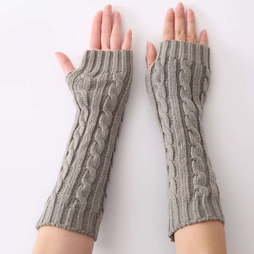 Graue fingerlose Strickhandschuhe, Zopfmuster, Damenmode, Winteraccessoire.
