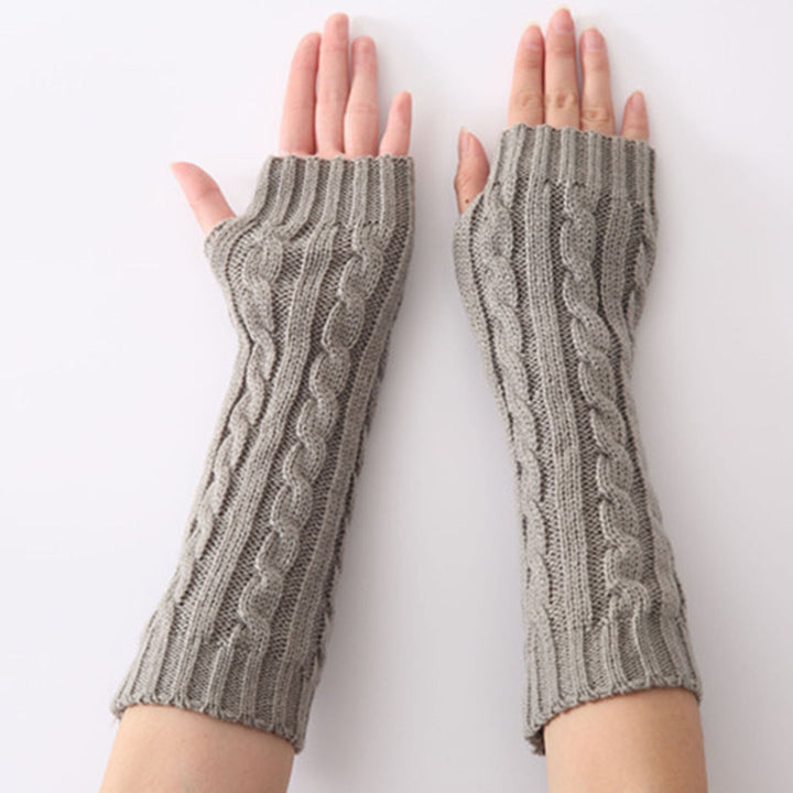 Graue fingerlose Strickhandschuhe, Zopfmuster, Damenmode, Winteraccessoire.