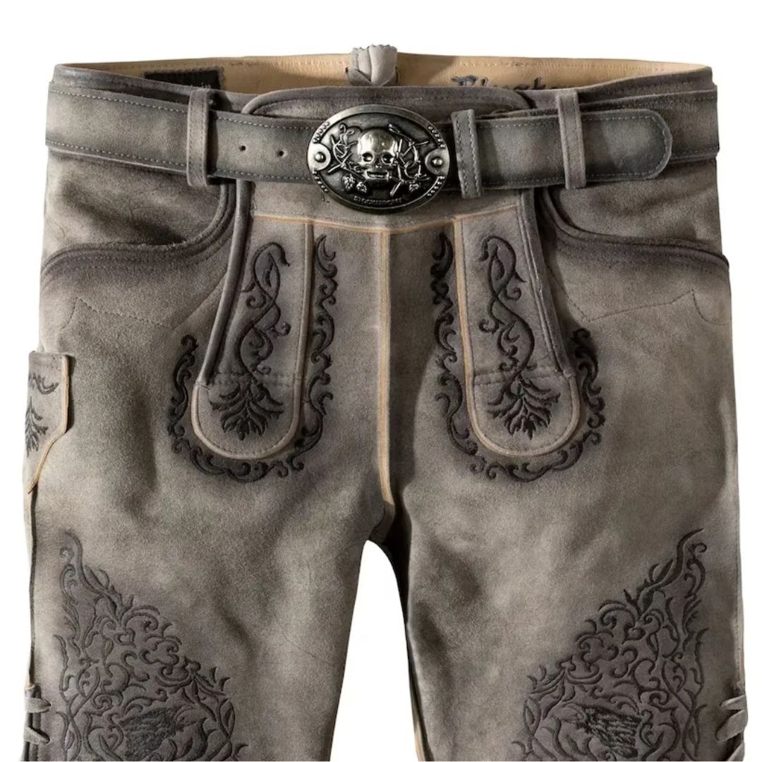 Graue Lederhose mit schwarzer Stickerei und Totenkopf-Gürtelschnalle, traditionell, Herrenmode.