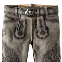Graue Lederhose mit schwarzer Stickerei und Totenkopf-Gürtelschnalle, traditionell, Herrenmode.