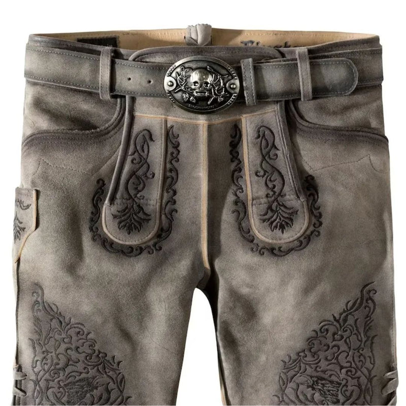 Graue Lederhose mit schwarzer Stickerei und Totenkopf-Gürtelschnalle, traditionell, Herrenmode.