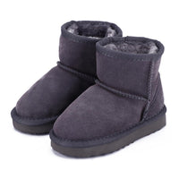 Graue Kinder-Winterstiefel aus Wildleder mit Fellfutter, rutschfeste Sohle, warm und bequem.