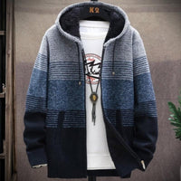 Herren Strickjacke mit Kapuze, blau-grau gestreift, warm, modisch, Wintermode, Freizeitkleidung.