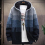Herren Strickjacke mit Kapuze, blau-grau gestreift, warm, modisch, Wintermode, Freizeitkleidung.