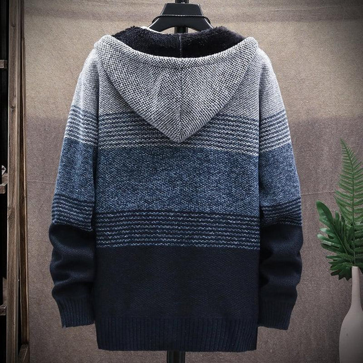 Grauer und blauer Strickpullover mit Kapuze, Herrenmode, warm, Winterkleidung, stilvoll.