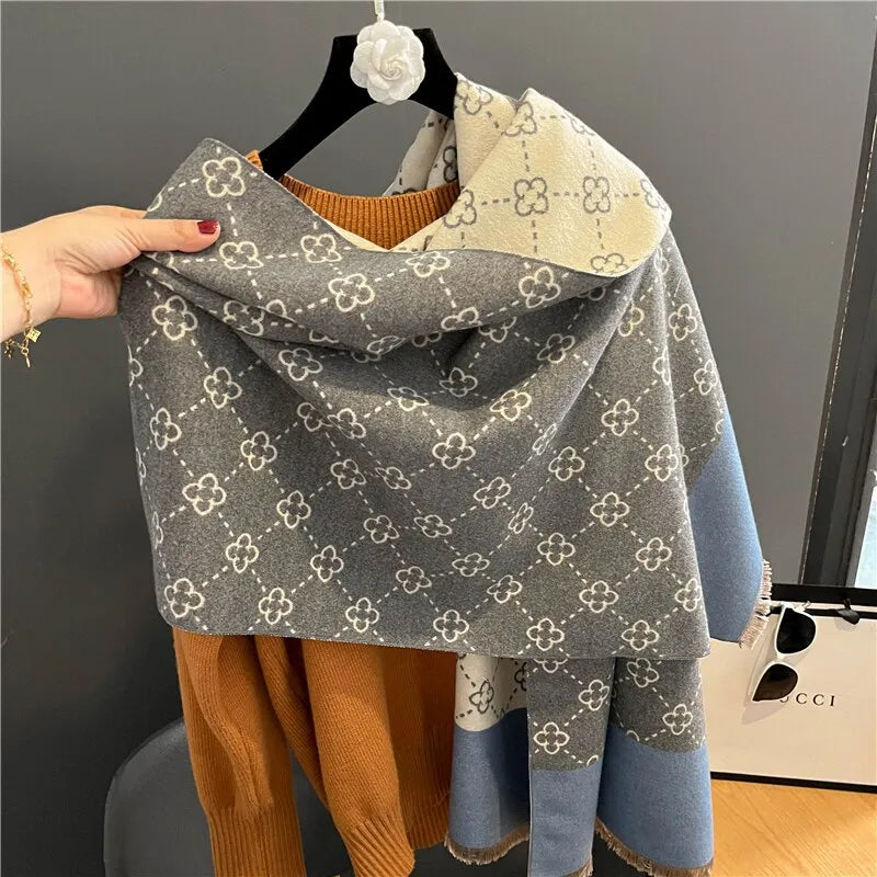 Grauer Schal mit Blumenmuster, weiches Material, modisches Accessoire, Damenmode.