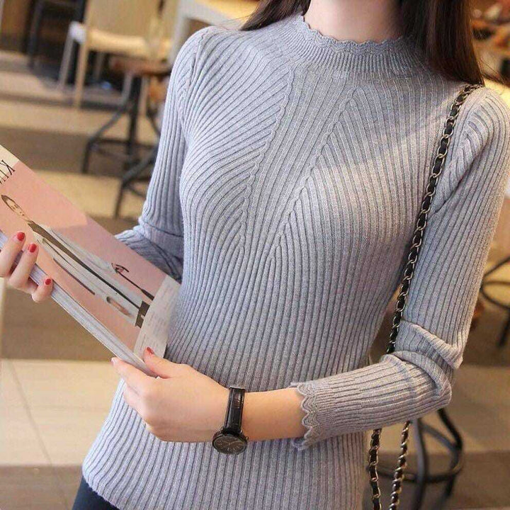 Frau in grauem, geripptem Strickpullover mit Uhr und Magazin in modernem Café.