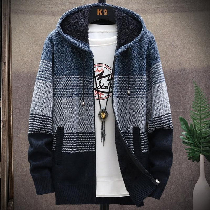 Dunkelblauer Herren-Strickpullover mit Kapuze, gestreift, Reißverschluss, Wintermode.