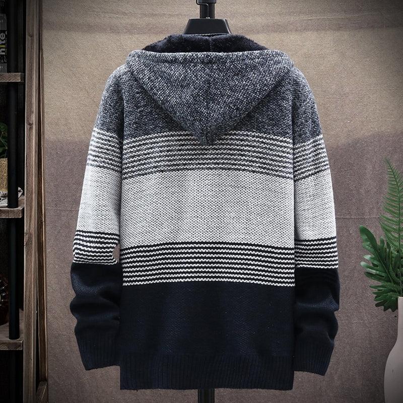 Grauer und schwarzer Strickpullover mit Kapuze, gestreift, Herrenmode, Winterkleidung.