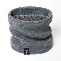 Grauer Strickschal mit Fleecefutter, Winteraccessoire, warm, unisex, modisch.